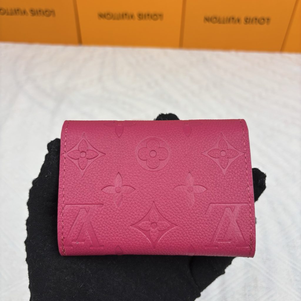 ルイヴィトン(LOUIS VUITTON) 長財布 モノグラム柄 クラシックなデザイン 金具が美しい 上品で高級感あふれる逸品です - 画像 2