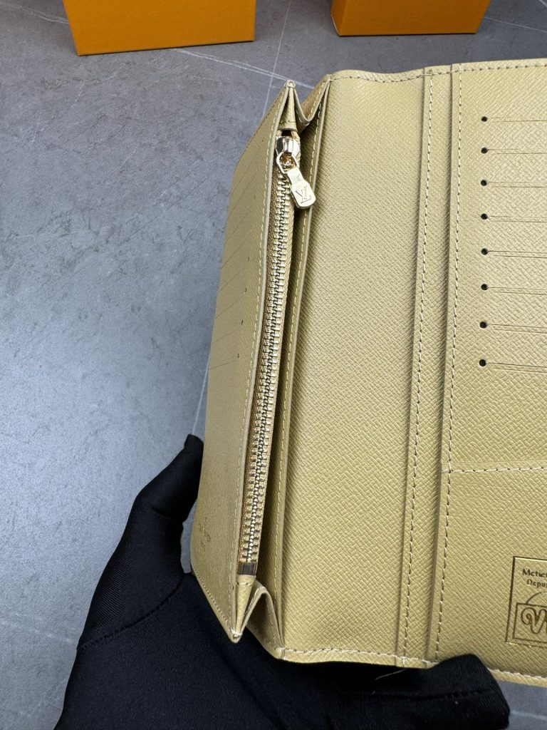 ルイ・ヴィトン モノグラム キャンバス 長財布｜モノグラムと開いた時の使いやすさの写真比較 - 商品画像 1