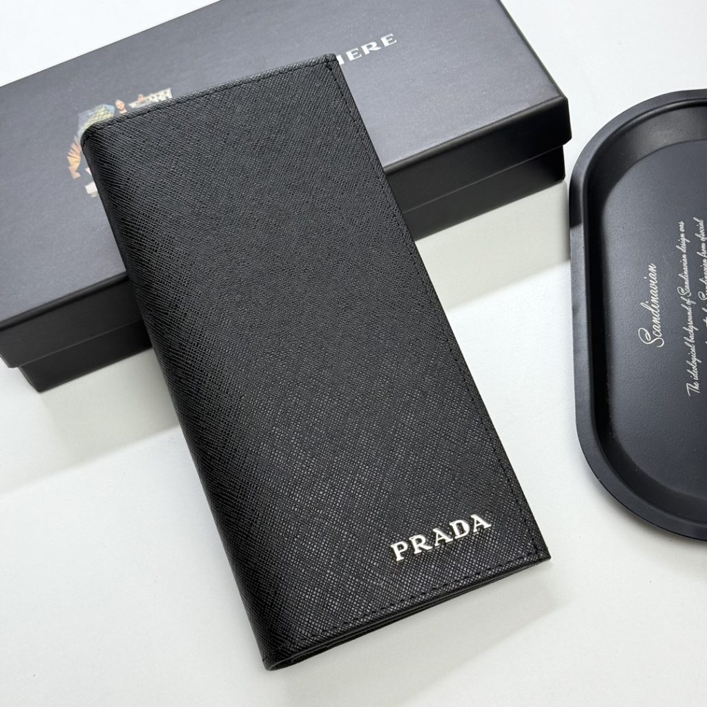 通勤目線で見るPradaの財布の印象