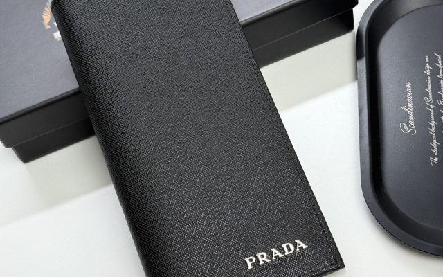 通勤目線で見るPradaの財布の印象