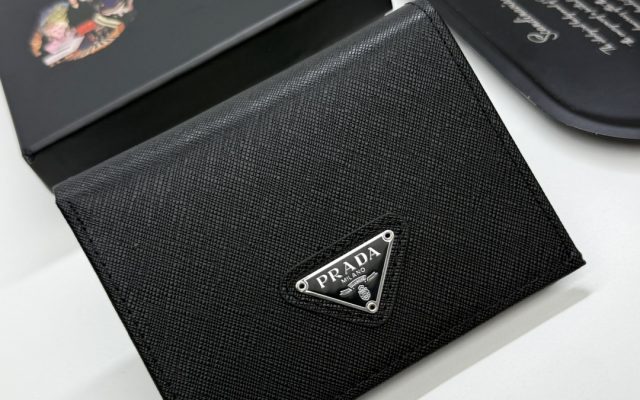 プラダ モノグラムキャンバス 上品な長財布 レディースに人気の定番モデル