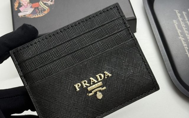 プラダ モノグラムキャンバス 上品で使いやすい長財布 レディースのギフトにも最適