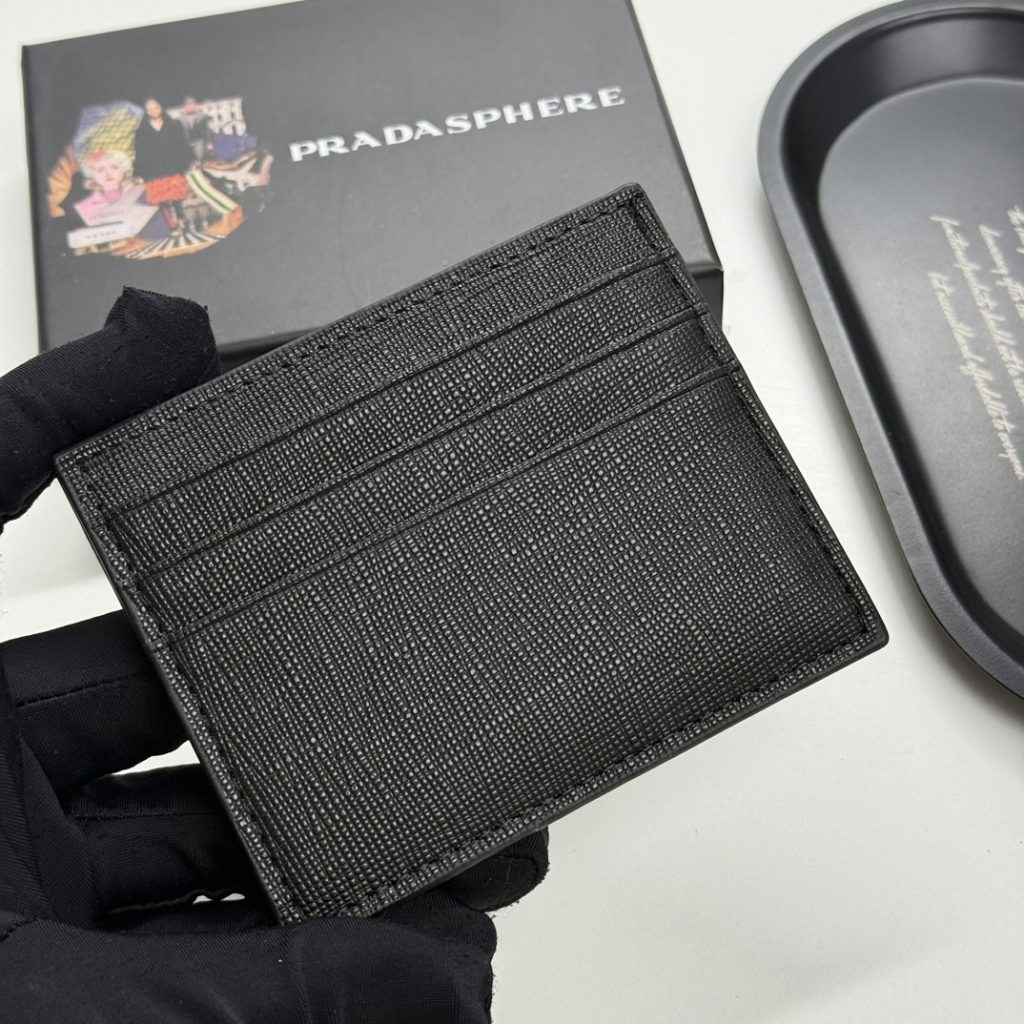 プラダ 上質なモノグラムキャンバスの長財布 洗練されたデザインでビジネスシーンにも最適 - 画像 4