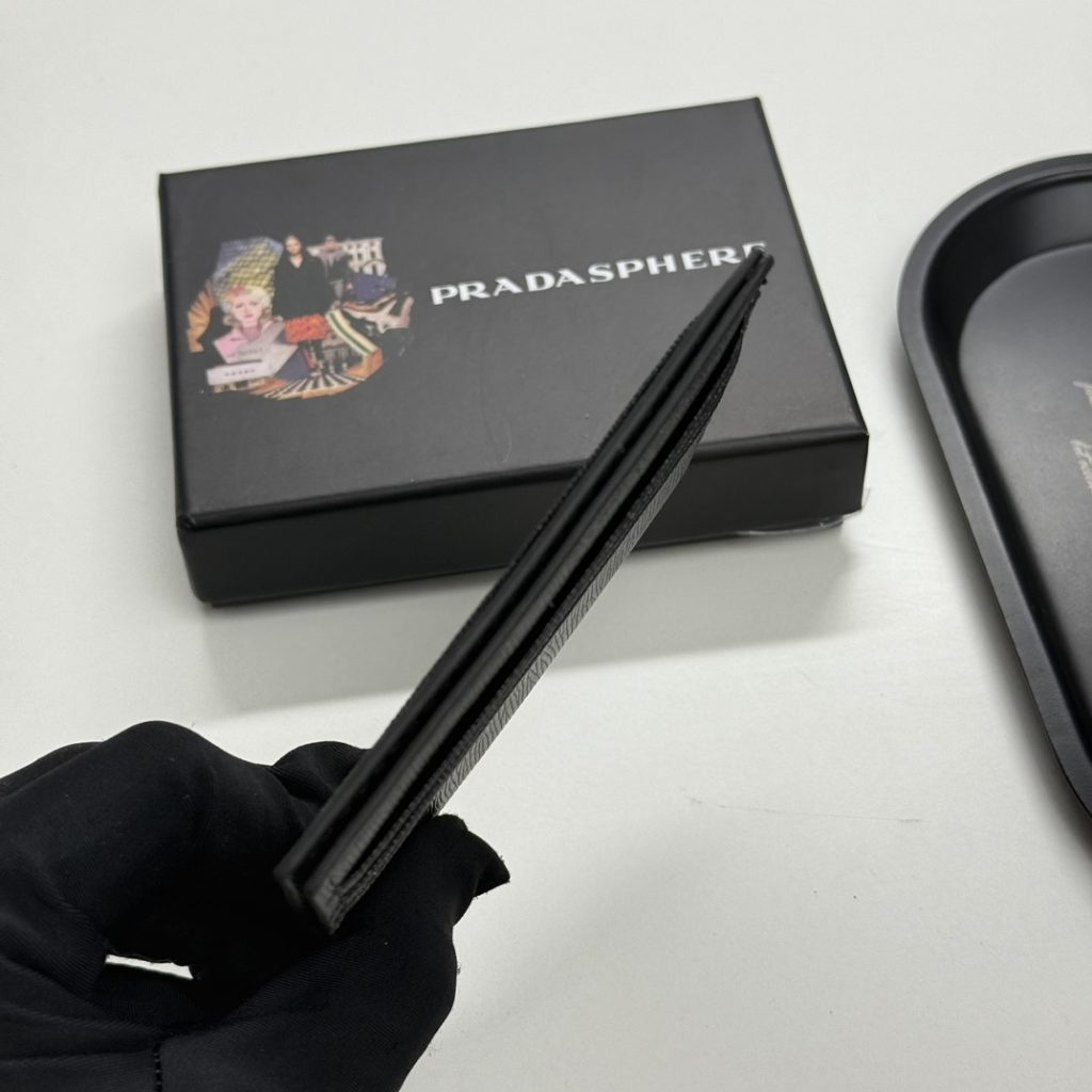 プラダ 上質なモノグラムキャンバスの長財布 洗練されたデザインでビジネスシーンにも最適 - 画像 5