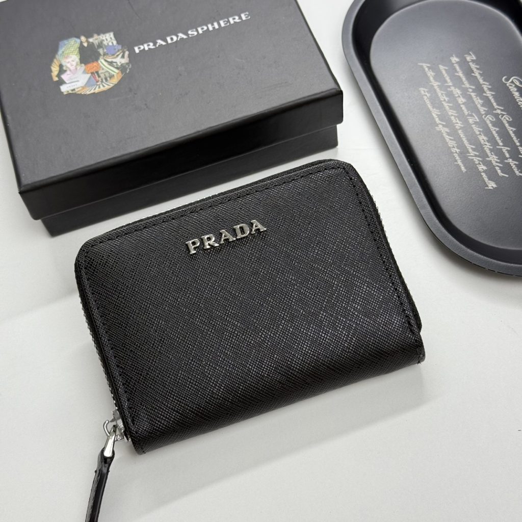 物価高でも選びやすい財布：Pradaを自然に取り入れる