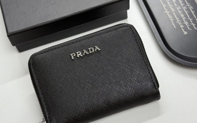 物価高でも選びやすい財布：Pradaを自然に取り入れる