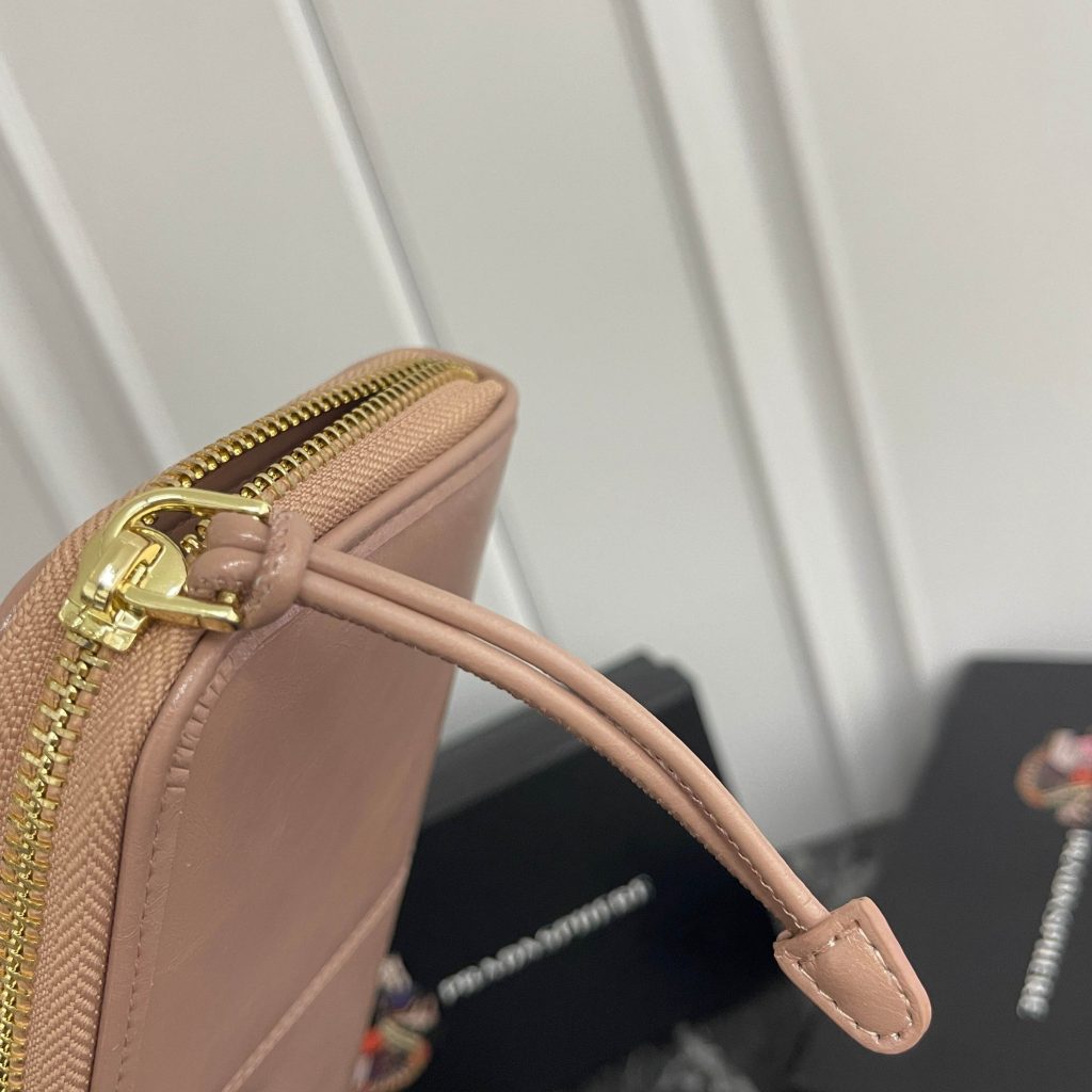 プラダ モノグラムキャンバス 上品な長財布 レディース ギフトにも最適な洗練デザイン - 画像 6