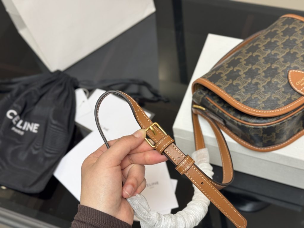セリーヌ ショルダーバッグ 上質なレザーと洗練されたデザイン ギフトや普段使いに最適な人気モデル - 画像 3