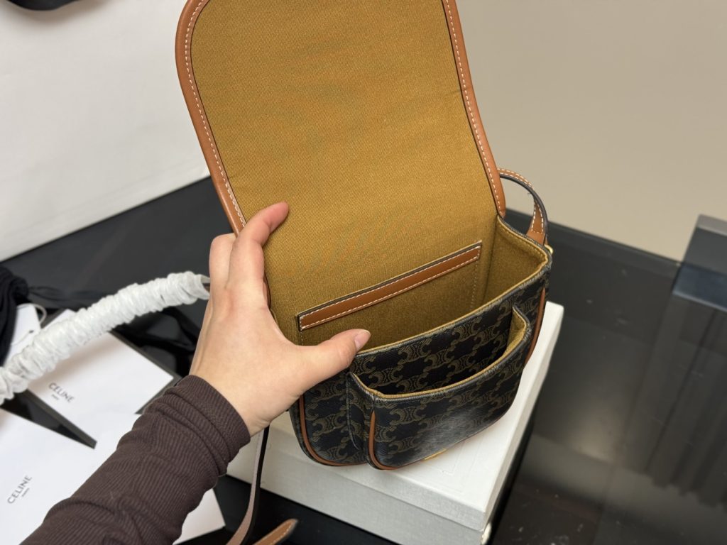 セリーヌ ショルダーバッグ 上質なレザーと洗練されたデザイン ギフトや普段使いに最適な人気モデル - 画像 4