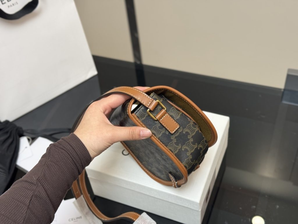セリーヌ ショルダーバッグ 上質なレザーと洗練されたデザイン ギフトや普段使いに最適な人気モデル - 画像 6