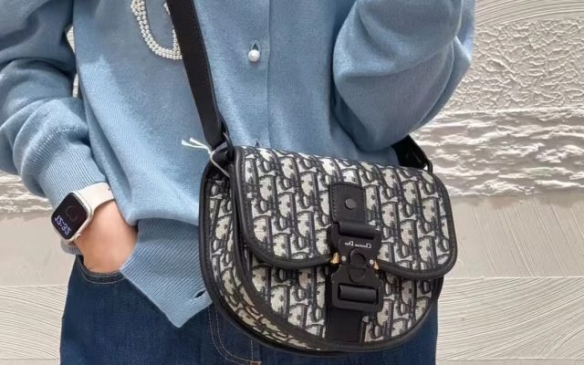 モノグラム系ショルダーバッグを服に合わせるなら見るべき3点