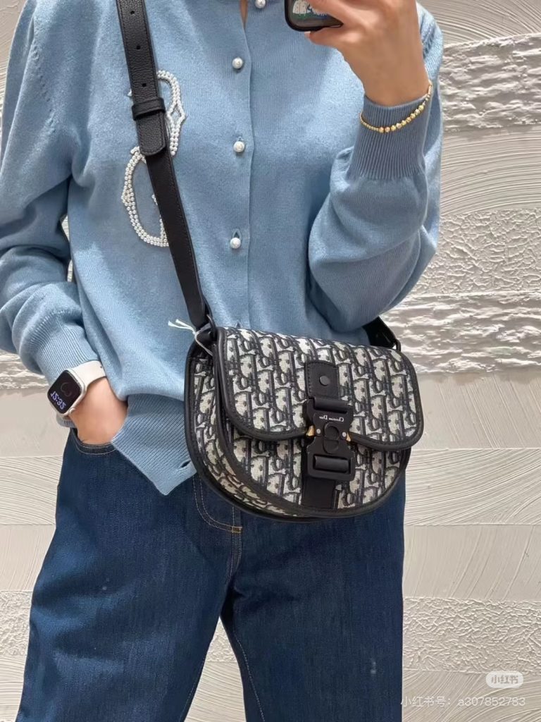 モノグラム系ショルダーバッグを服に合わせるなら見るべき3点