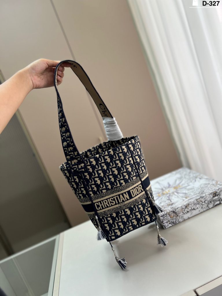 Diorディオール ショルダーバッグ 上質なレザーと洗練されたデザイン ギフトにも最適なレディースモデル - 画像 7