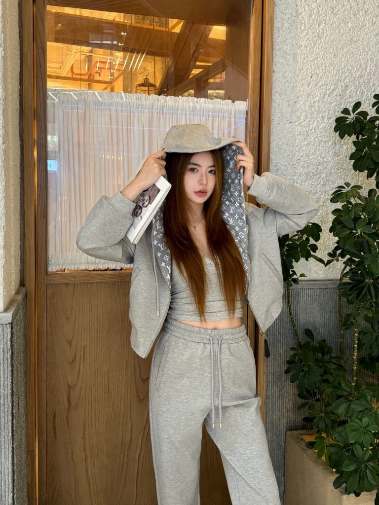 Louis VuittonLOUIS VUITTON レディース フード付きスウェット 3点セット グレー 2023新作 - 画像 2