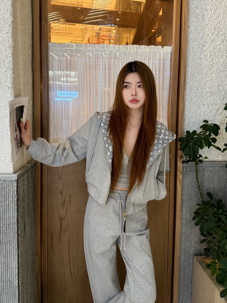 Louis VuittonLOUIS VUITTON レディース フード付きスウェット 3点セット グレー 2023新作 - 画像 3