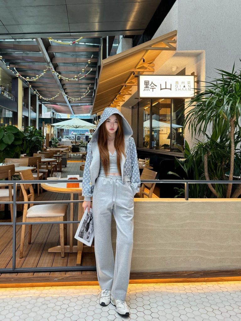 Louis VuittonLOUIS VUITTON レディース フード付きスウェット 3点セット グレー 2023新作 - 画像 6