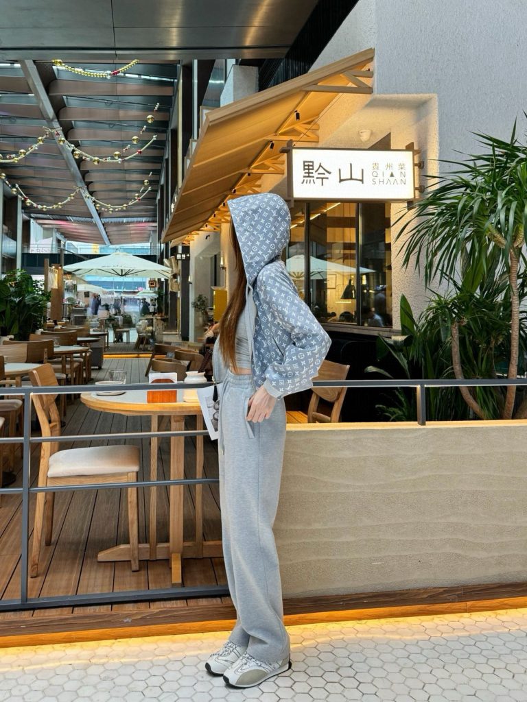 Louis VuittonLOUIS VUITTON レディース フード付きスウェット 3点セット グレー 2023新作 - 画像 7