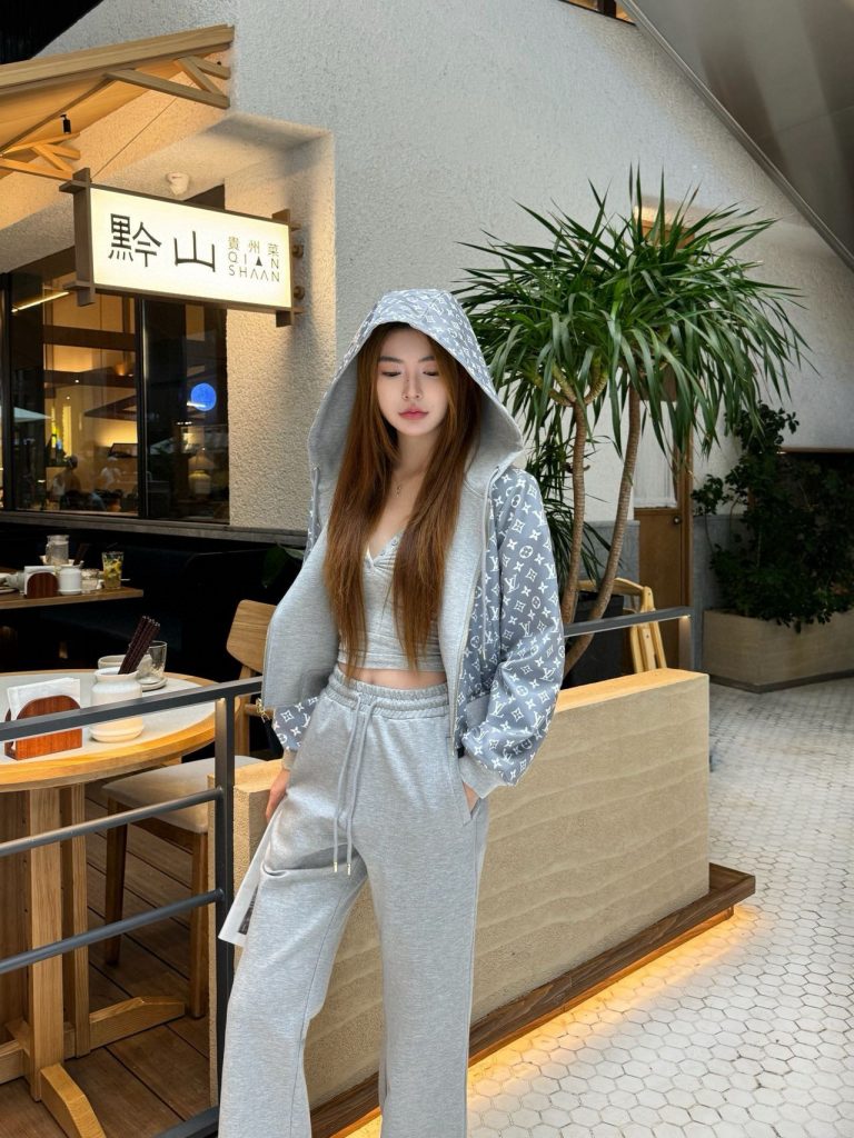Louis VuittonLOUIS VUITTON レディース フード付きスウェット 3点セット グレー 2023新作 - 画像 8