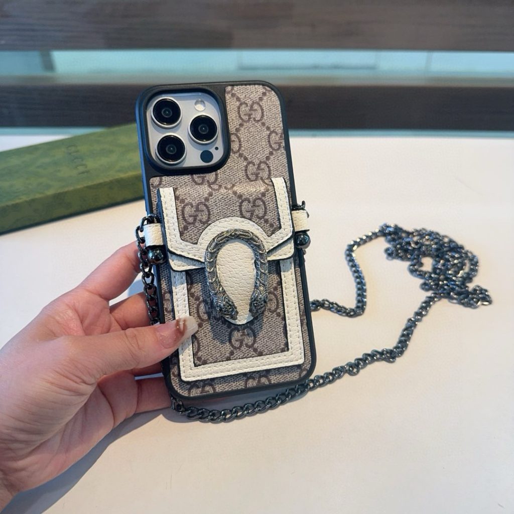 iPhoneケースGucci ムートン シリコンケース 2色入 🎁 - 画像 4