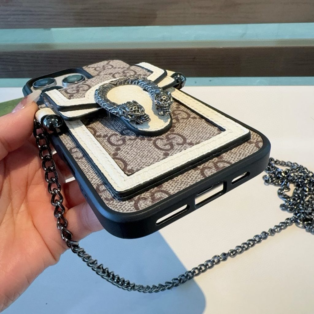 iPhoneケースGucci ムートン シリコンケース 2色入 🎁 - 画像 7