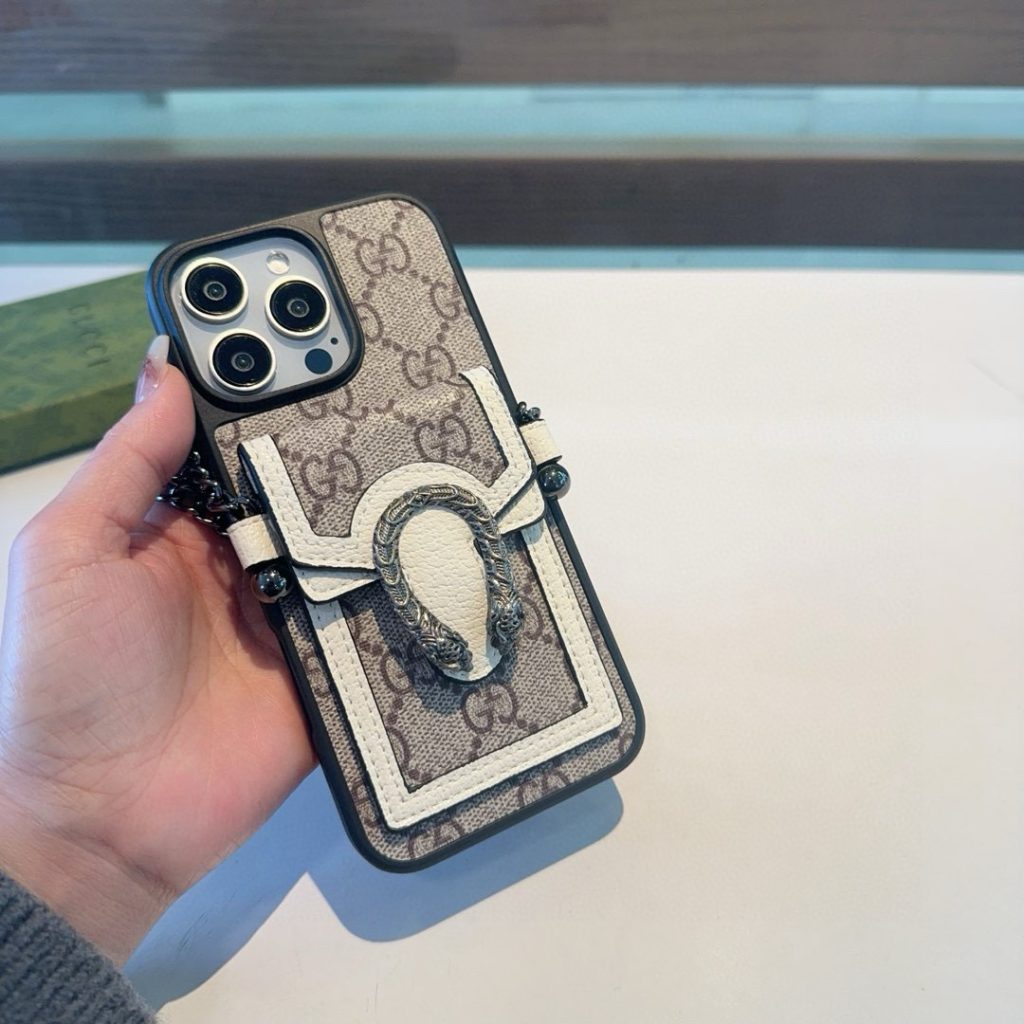 iPhoneケースGucci ムートン シリコンケース 2色入 🎁 - 画像 8