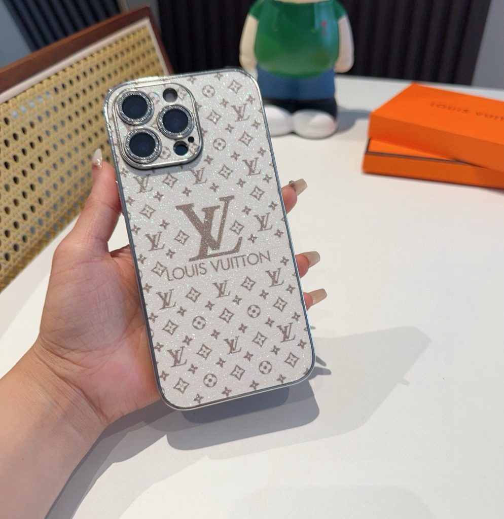 iPhoneケース✨【Louis Vuitton】スマホケース 2色入 シルバー・ピンク 素材感のあるデザイン おしゃれスマホカバー - 画像 3