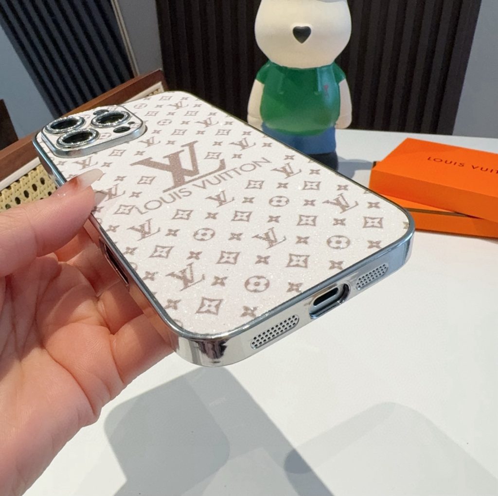 iPhoneケース✨【Louis Vuitton】スマホケース 2色入 シルバー・ピンク 素材感のあるデザイン おしゃれスマホカバー - 画像 4