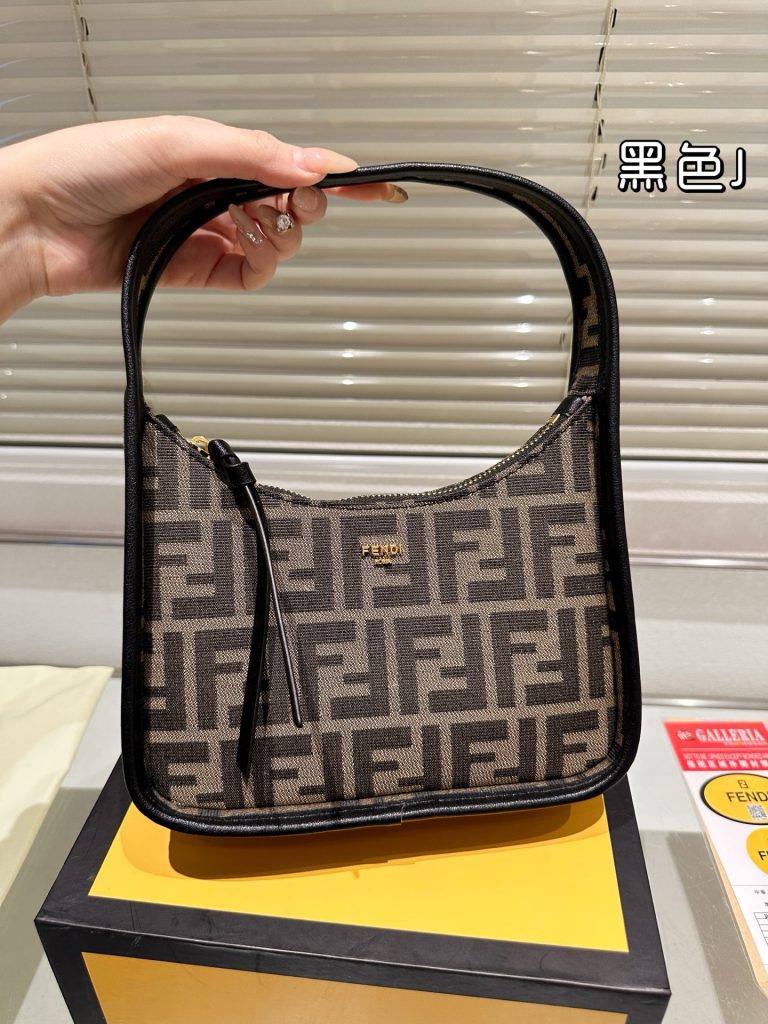 FENDI フェンディ ロゴ柄 ハンドバッグ 黒 🖤 1色入 - 画像 3