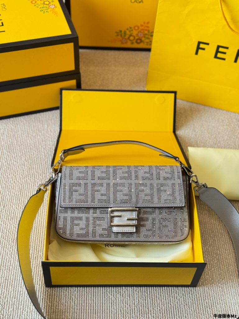 ✨FENDI フェニーチェ ミニバッグ グレー 1色入 - 画像 2
