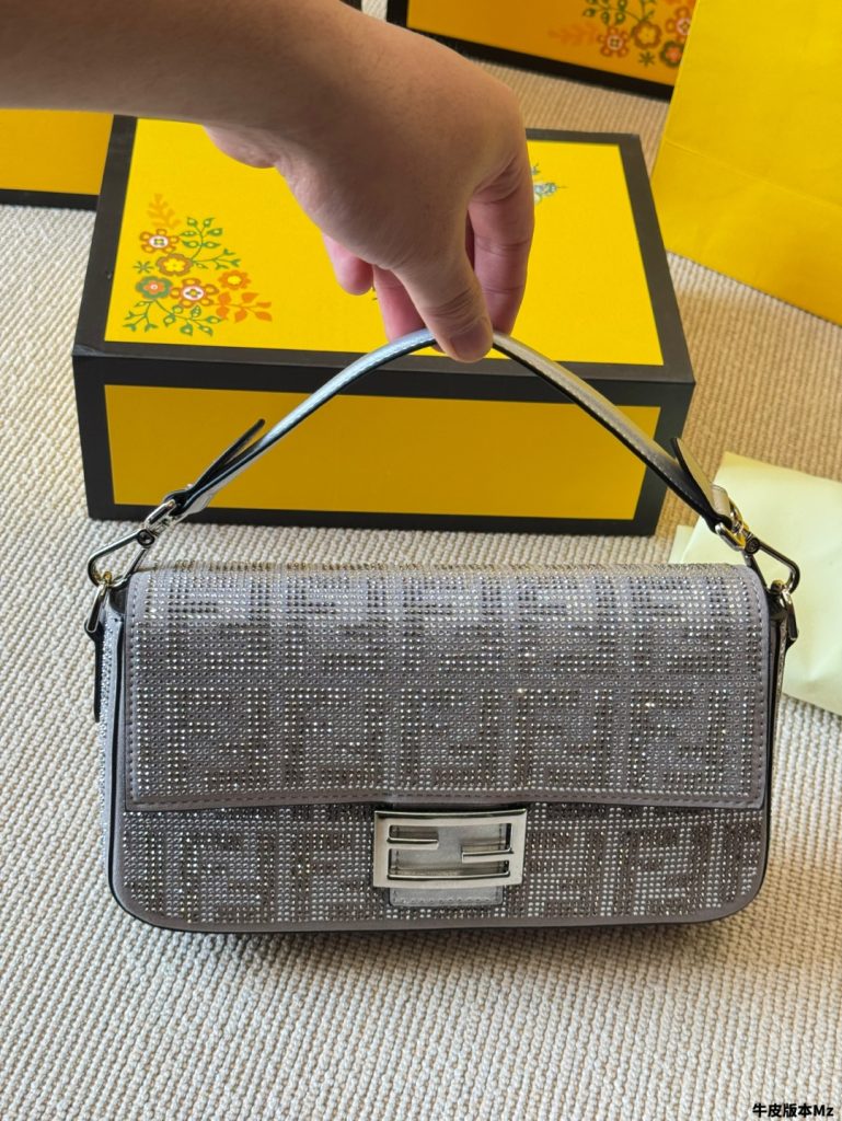 ✨FENDI フェニーチェ ミニバッグ グレー 1色入 - 画像 7