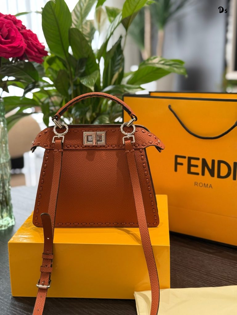 FENDI バッグ 4色入 💼 豪華なミニクラッチ 2WAY可変 - 画像 2