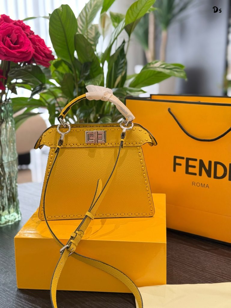 FENDI バッグ 4色入 💼 豪華なミニクラッチ 2WAY可変 - 画像 4
