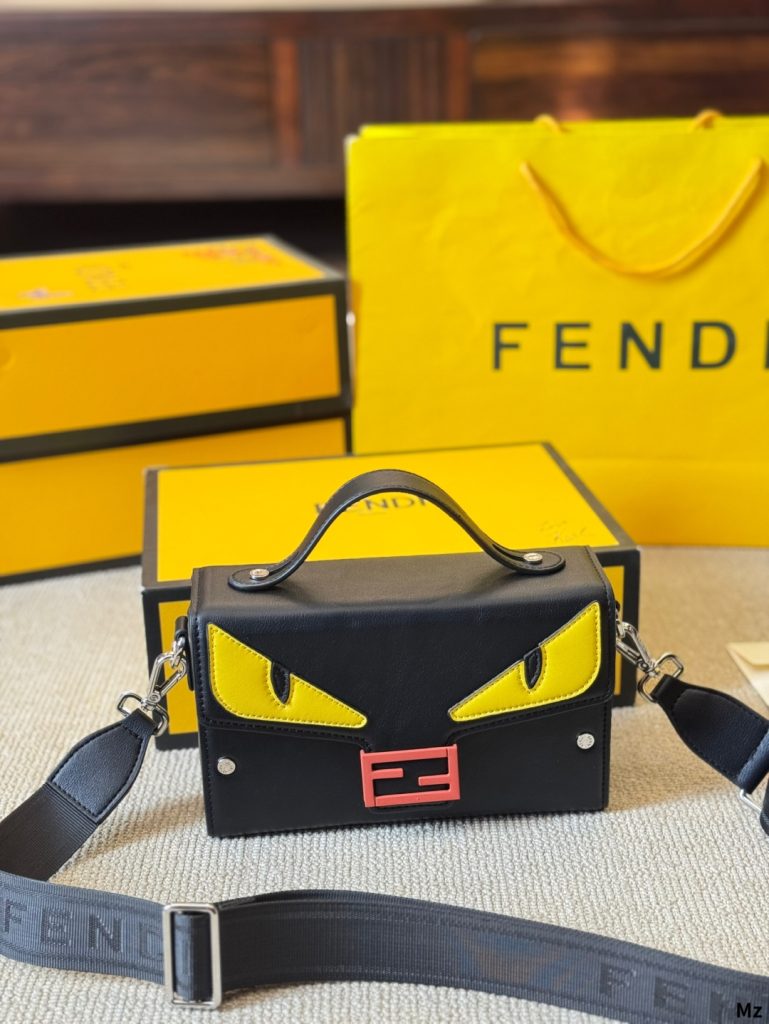 FENDI モンスター ミニバッグ 黒×黄 1色 🖤💛 - 画像 4
