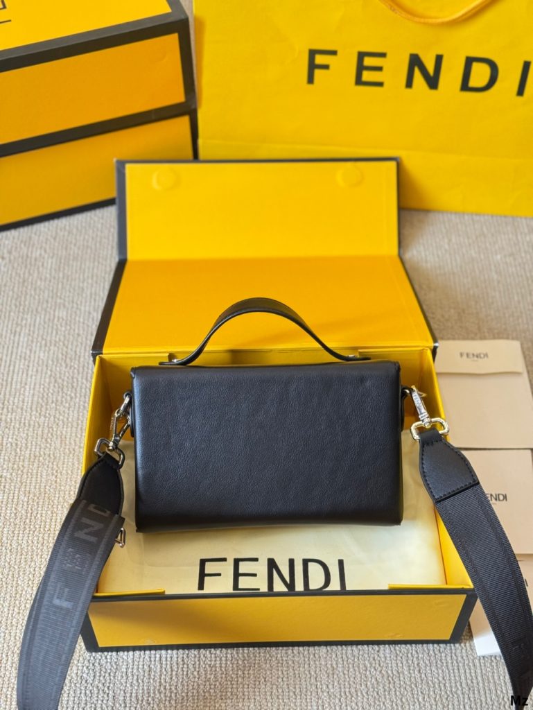 FENDI モンスター ミニバッグ 黒×黄 1色 🖤💛 - 画像 5