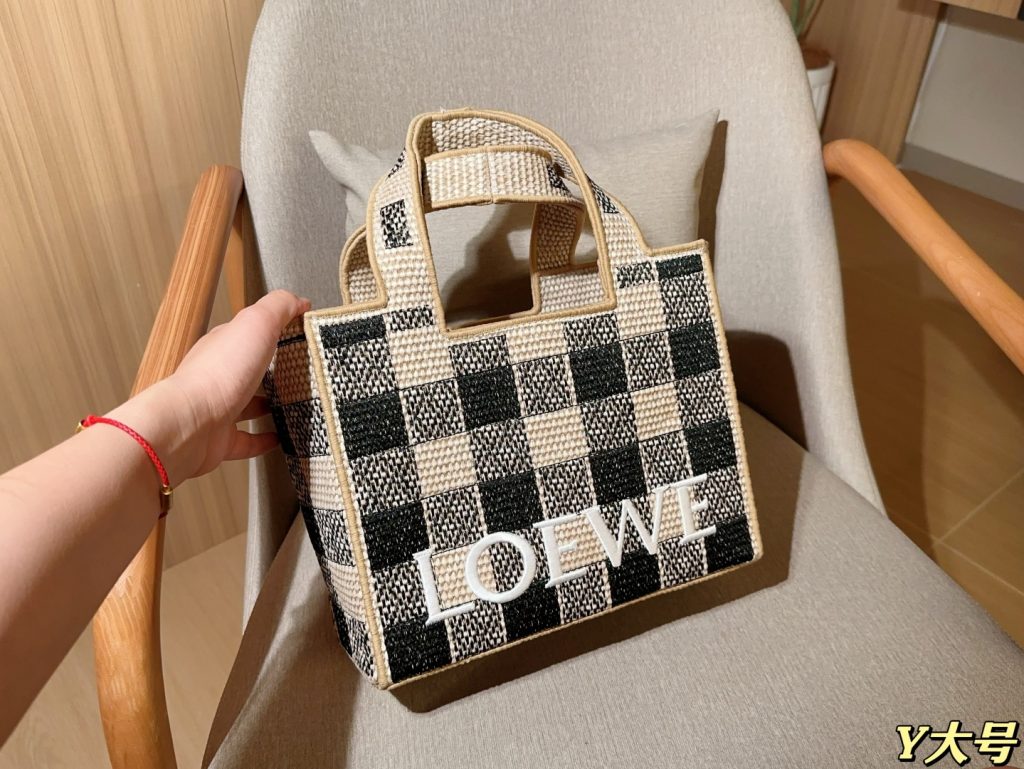 【Loewe】チェック柄 ラタンバッグ 黒×ベージュ 2way可変 🎩 - 画像 2