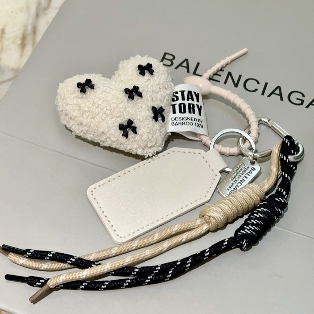 BALENCIAGA バレニシアガ ポーチ付きキーホルダー 2色入 🎁 - 画像 2