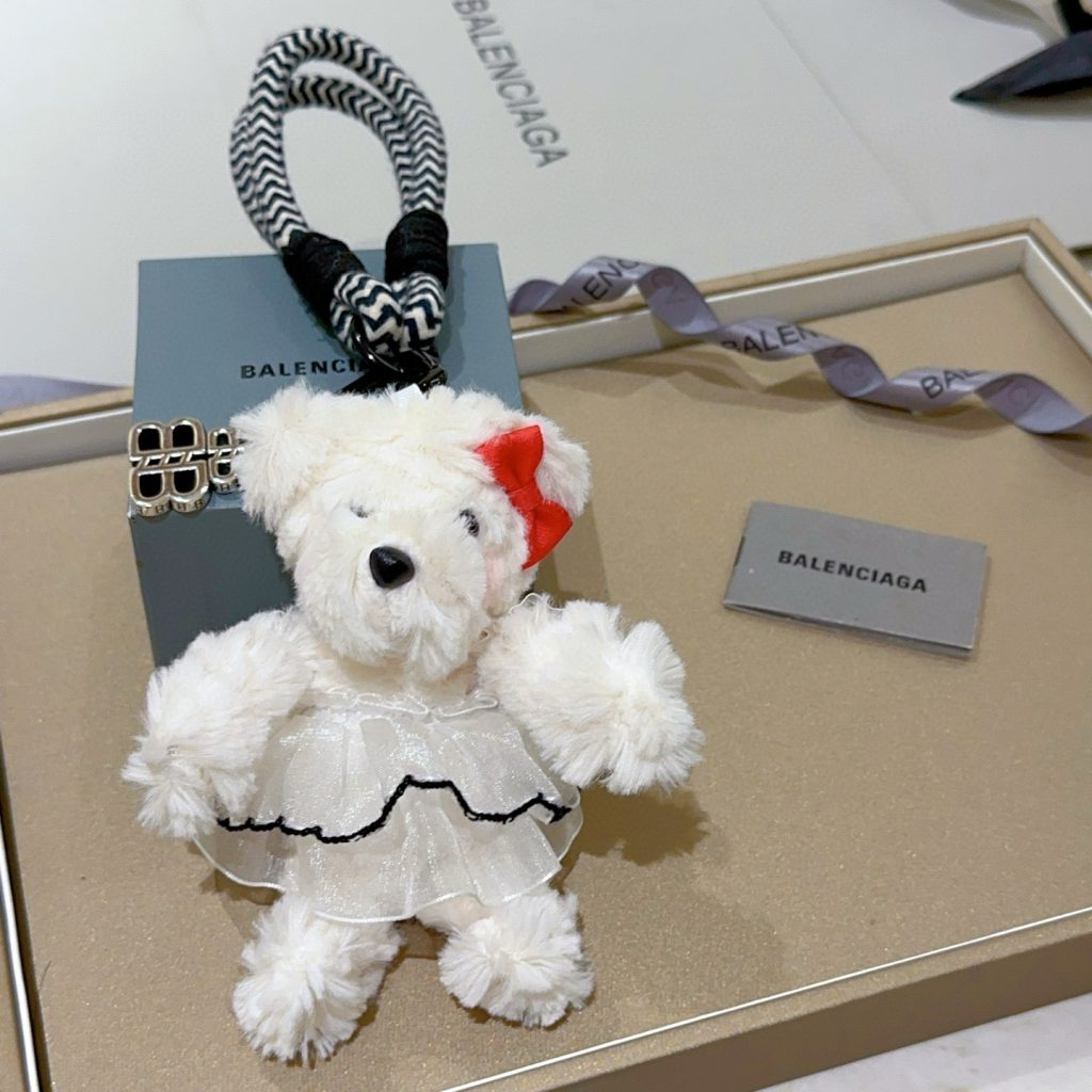 BALENCIAGA ベア キーホルダー ロゴ ピンクリボン 1色入 🧸 - 画像 2