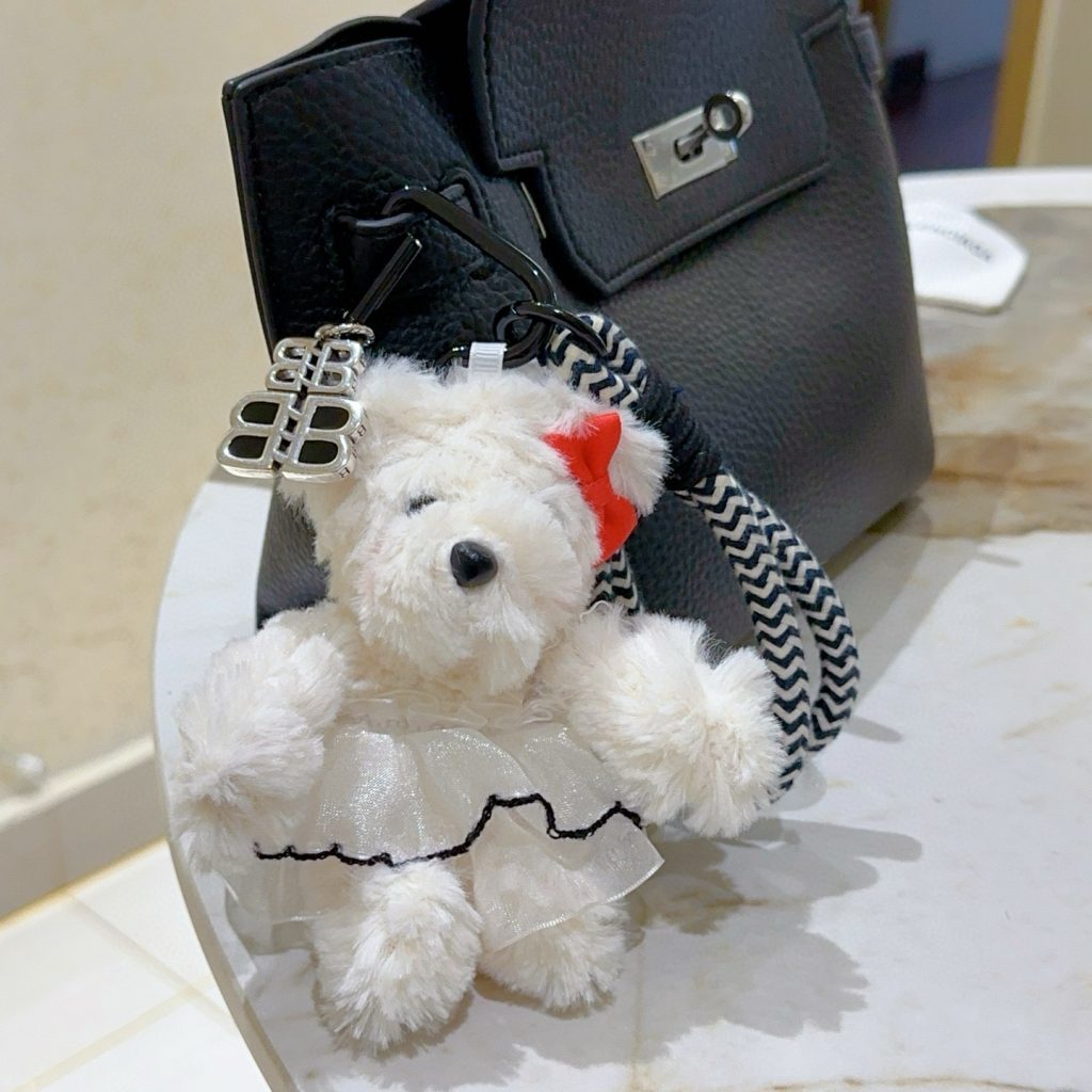 BALENCIAGA ベア キーホルダー ロゴ ピンクリボン 1色入 🧸 - 画像 4