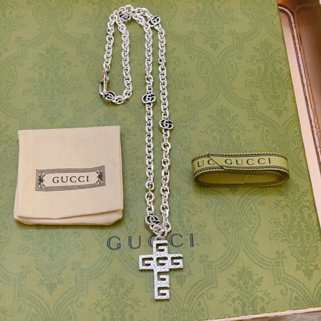 GUCCI ネックレス シルバー メタル ロゴ クロス 1色入 💎