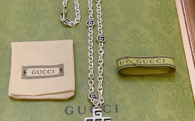 GUCCI ネックレス シルバー メタル ロゴ クロス 1色入 💎