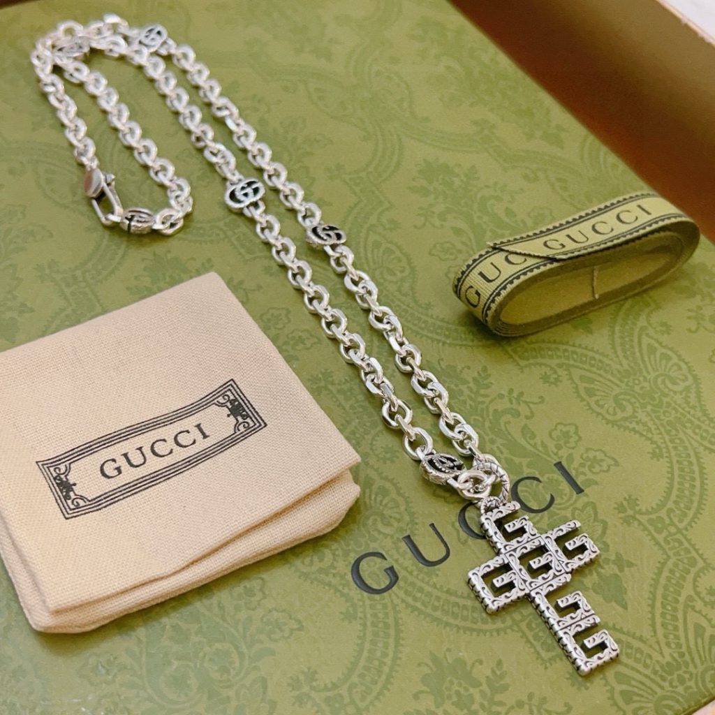 GUCCI ネックレス シルバー メタル ロゴ クロス 1色入 💎 - 画像 2