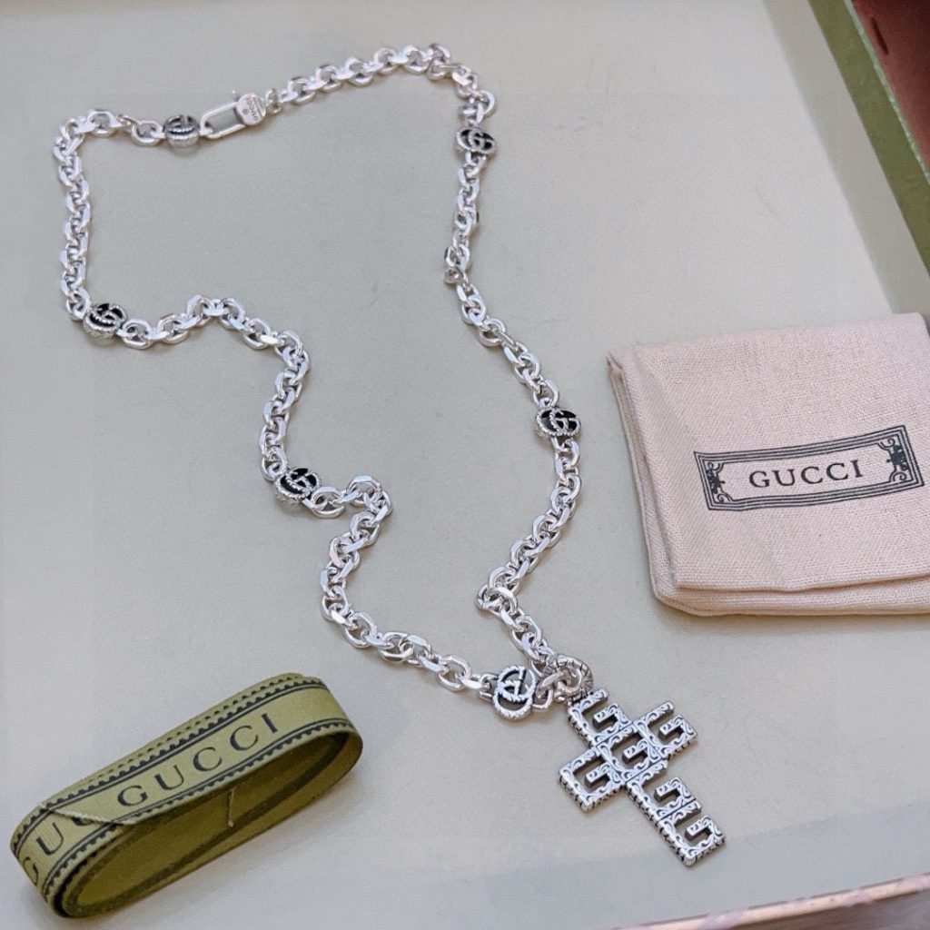 GUCCI ネックレス シルバー メタル ロゴ クロス 1色入 💎 - 画像 3