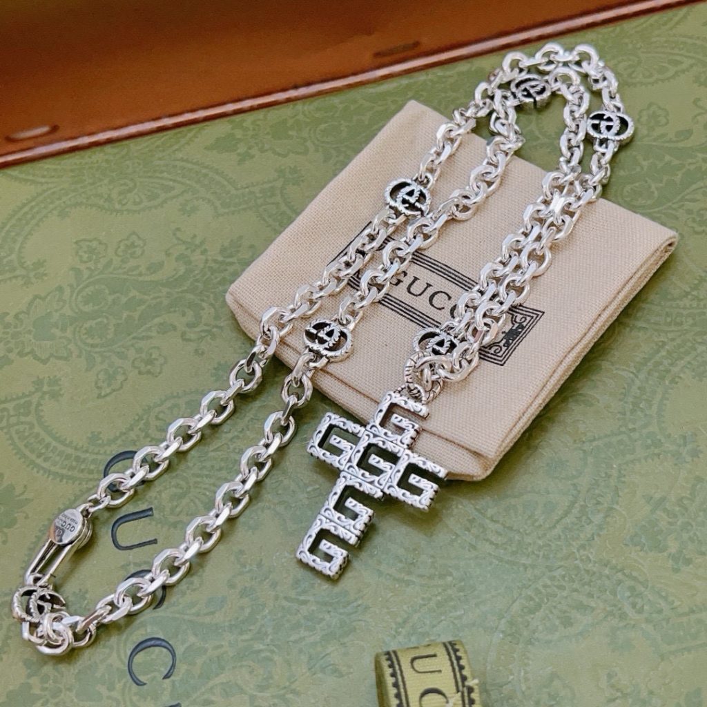 GUCCI ネックレス シルバー メタル ロゴ クロス 1色入 💎 - 画像 4