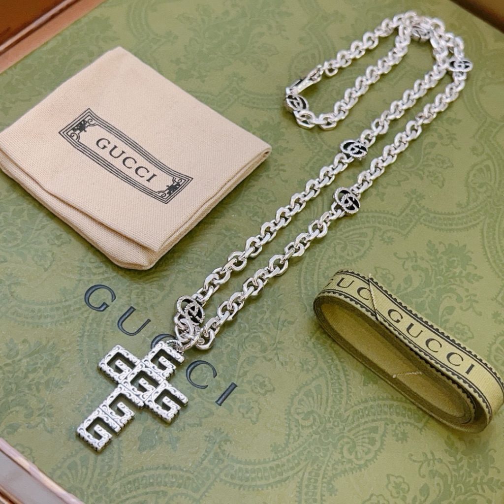GUCCI ネックレス シルバー メタル ロゴ クロス 1色入 💎 - 画像 5