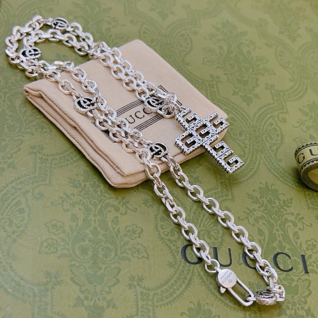 GUCCI ネックレス シルバー メタル ロゴ クロス 1色入 💎 - 画像 6