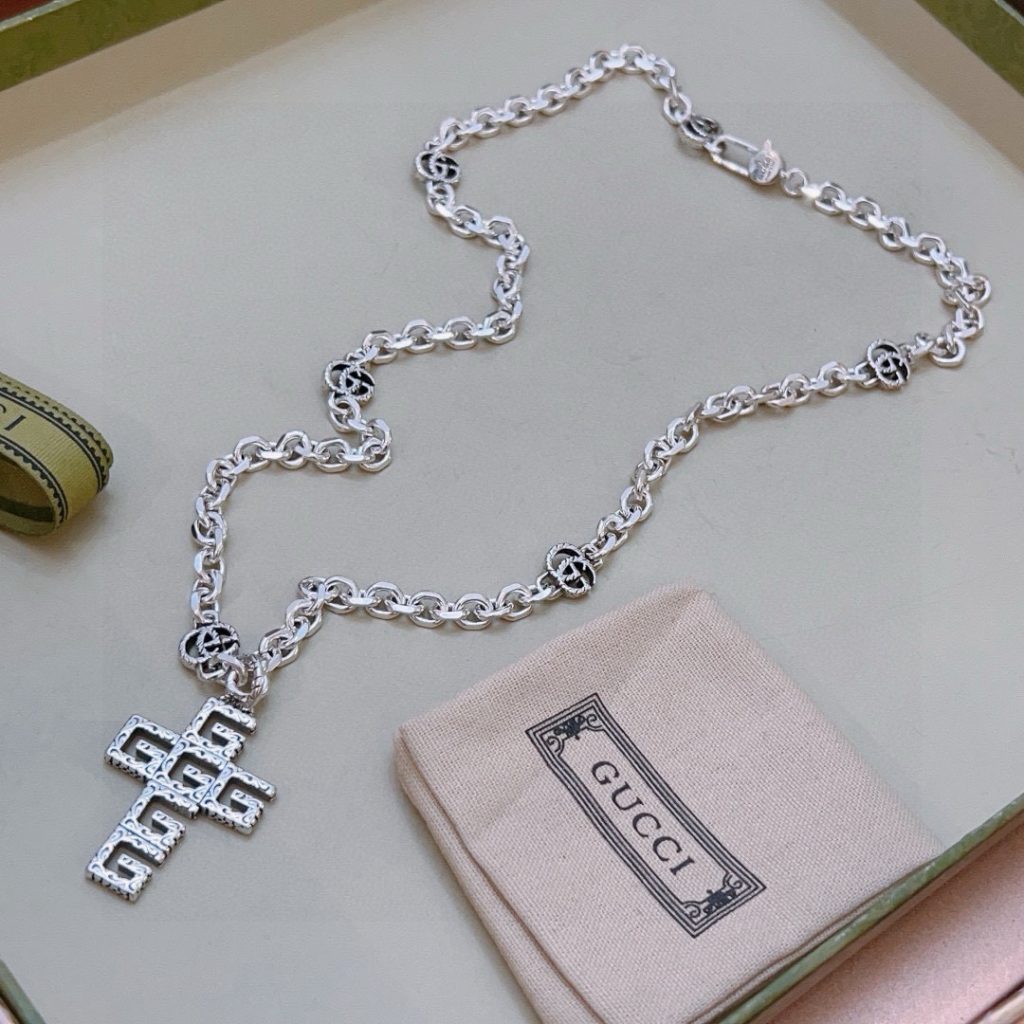 GUCCI ネックレス シルバー メタル ロゴ クロス 1色入 💎 - 画像 7