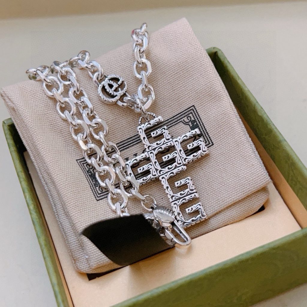 GUCCI ネックレス シルバー メタル ロゴ クロス 1色入 💎 - 画像 8