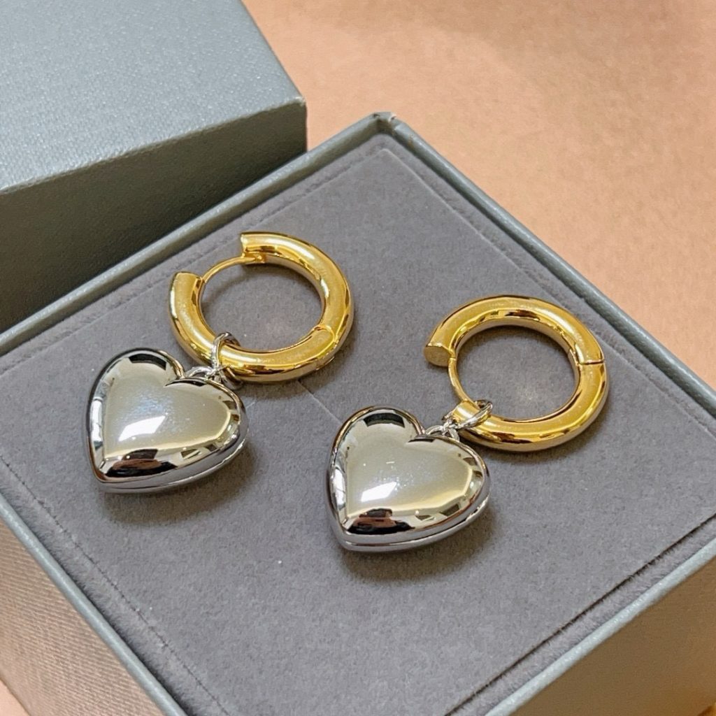バレンシアガ ハート ピアス 2色入 プレゼント ✨ - 画像 4