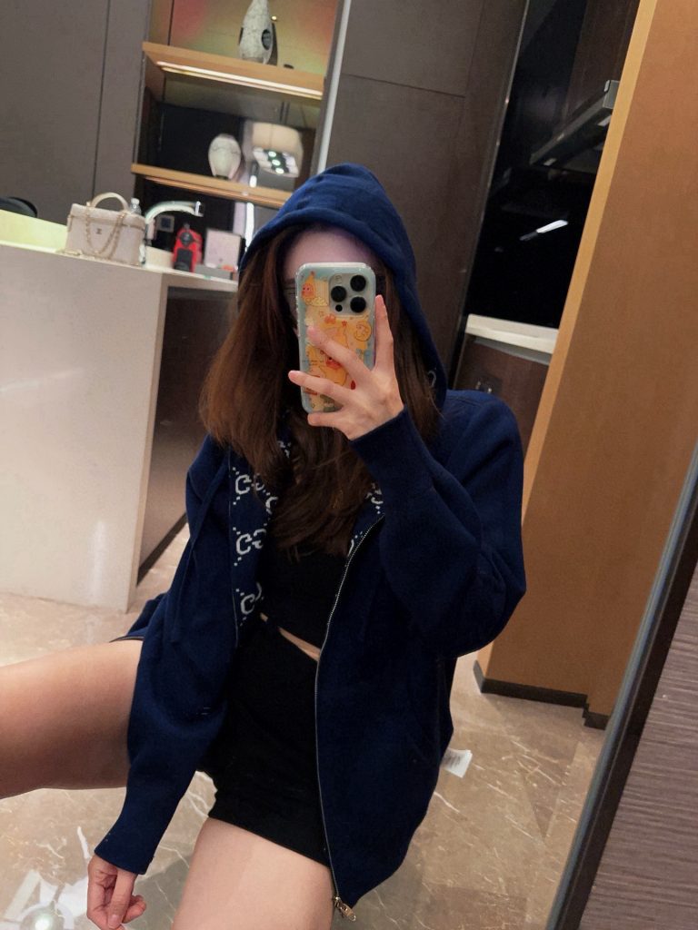 GUCCI ニットパーカー ブルーブラック 2色入 ファッション|仕事帰りにシルエットの見え方を確認 - 商品画像 1