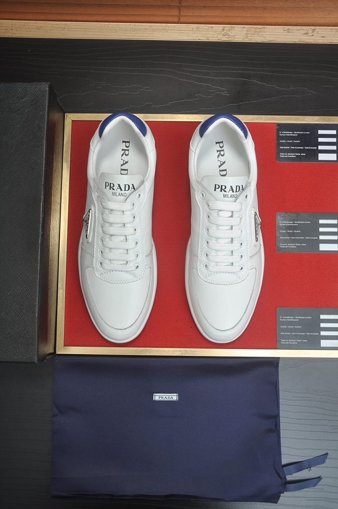 プラダ メンズスニーカー 白 ブルーディテール 本革 ファッション スタイリッシュ 💼✨ - 画像 2